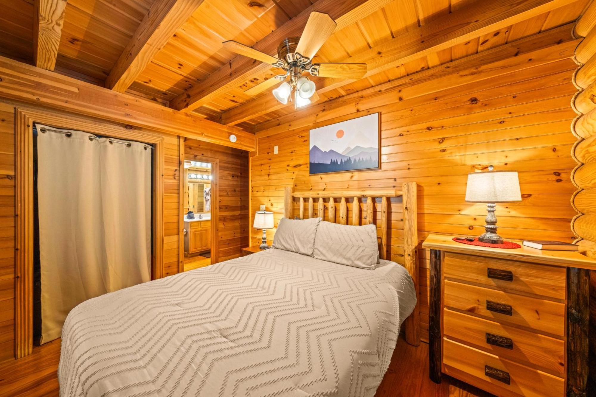 Alpenhaus Cozy Log Cabin - 2 Bedrooms, Hot Tub, Amazing Location! Pigeon Forge Exterior photo